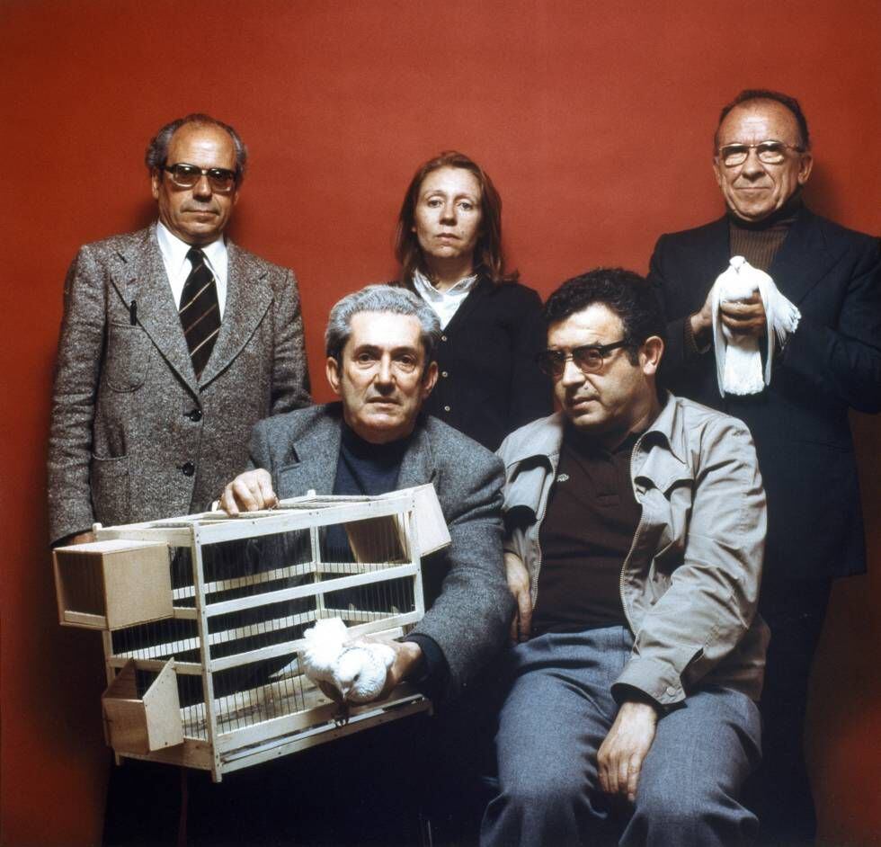 Candidatos del PCE. De pie, de izquierda a derecha, Simón Sánchez Montero, Pilar Brabo, Santiago Carrillo. Sentados, Marcelino Camacho y Víctor Díaz Cardiel.