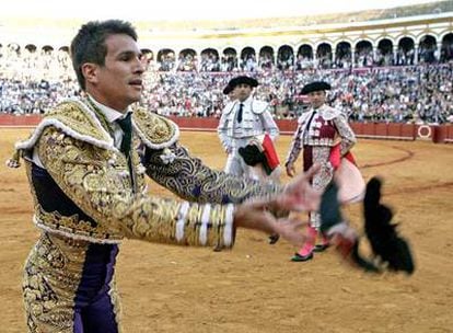 José María Manzanares lanza las dos orejas que cortó al sexto toro ayer en la Maestranza.