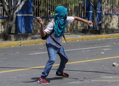 Estudiantes chocan con la Policía en Managua.