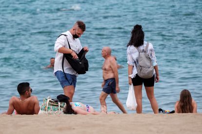 Playa de Las Canteras, en Las Palmas de Gran Canaria, en el primer día de aplicación de las nuevas medidas de contención de los brotes de coronavirus que incluyen el uso de la mascarilla también en la playa.