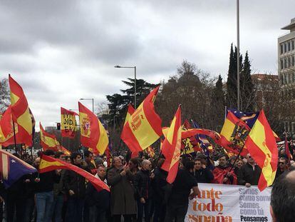 Integrantes del partido la Falange Española asisten a la concentración.