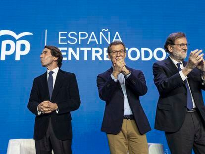 Desde la izquierda, José María Aznar, Alberto Núñez Feijóo y Mariano Rajoy, en un acto del PP en Valencia, el pasado febrero.