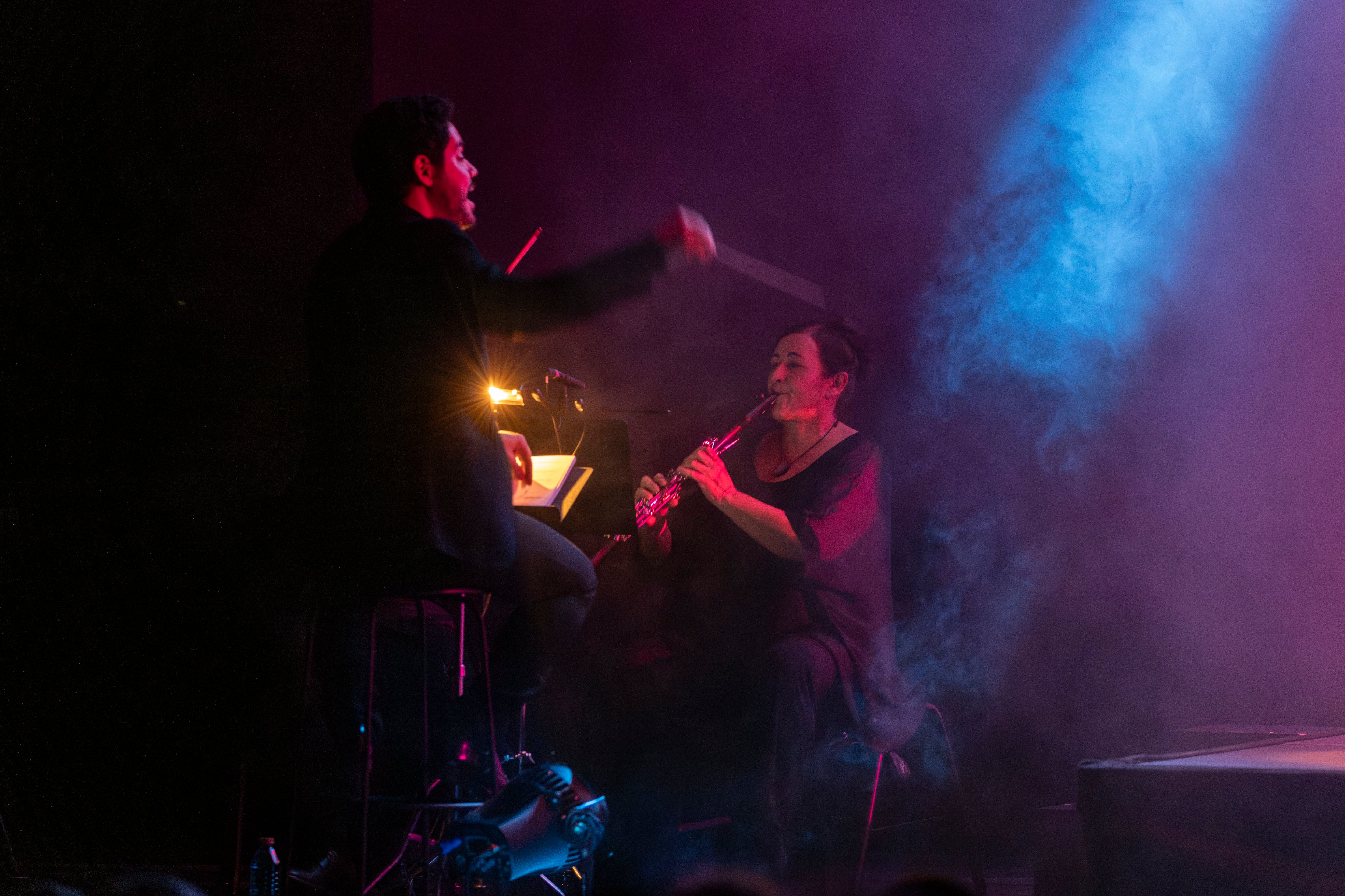 El director Fran Fernández Benito y la clarinetista Mónica Campillo durante la representación de ‘La muerte y el industrial’, el miércoles en la Fundación Juan March.