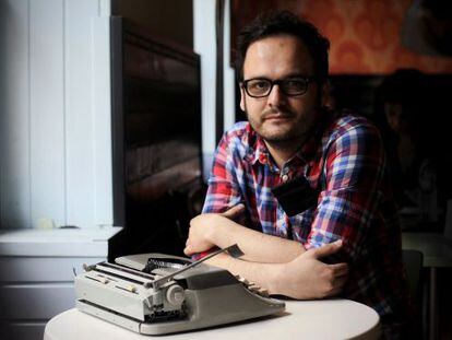 El escritor colombiano Juan C&aacute;rdenas en el caf&eacute; La Libre de Lavapi&eacute;s. 