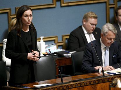 La primera ministra finlandesa, Sanna Marin, junto al ministro de Exteriores, Pekka Haavisto, este martes en el Parlamento.