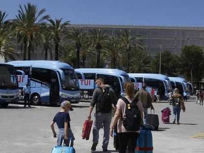 Viajeros procedentes de Alemania suben a los autobuses que les llevarán a su alojamiento tras su llegada al Aeropuerto de Palma de Mallorca.