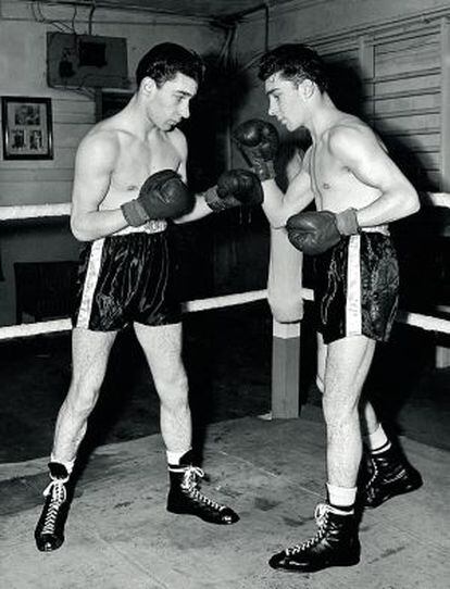 Ronnie y Reggie entrenando en el ring a los 18 años. Lo que perdió el boxeo lo ganaron el crimen y la cultura pop.