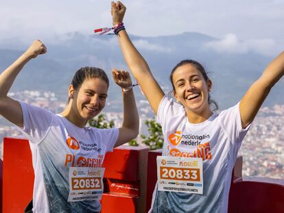 Dos corredoras celebran participar en una de las carreras patrocinadas por Nationale-Nederlanden.