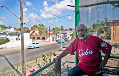 El escritor cubano Leonardo Padura en su casa de Mantilla, en La Habana, Cuba.
