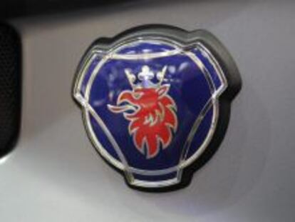 Fotograf&iacute;a de archivo tomada el 24 de septiembre de 2008 que muestra en detalle el logotipo de Scania en el Sal&oacute;n del Autom&oacute;vil en Hannover (Alemania). 