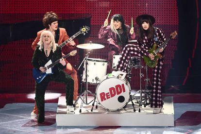 Los miembros del grupo musical Reddi, Agnes Roslund, Ida Bergkvist, Ihan Haydar and Mathilde 'Siggy' Savery durante su canción en la primera semifinal del Festival de Eurovisión de 2022