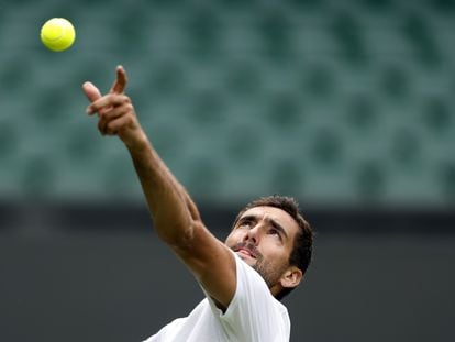 Marin Cilic saca durante un entrenamiento de la semana pasada en Wimbledon.