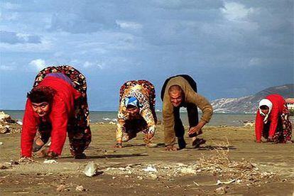 Los jóvenes afectados por una ataxia cerebelar caminan sobre cuatro patas en su aldea en Turquía, en una imagen del documental de la BBC.