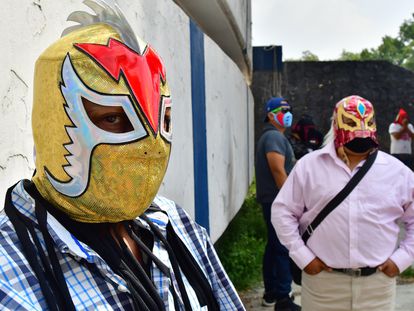 Un grupo de luchadores acude a las oficinas de la Comisión de lucha libre para recibir apoyos frente a la pandemia de la covid-19.