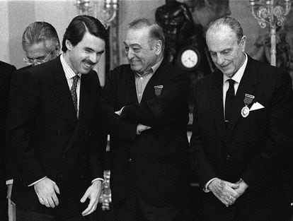 Desde la izquierda, José María Aznar, Nicolás Redondo y Manuel Fraga, en la imposición de medallas al 'Mérito en el Trabajo'. en 1996.