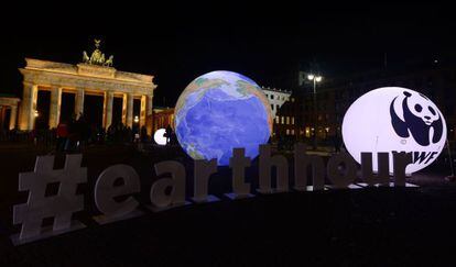 Uns globus anuncien la celebració de L'Hora del Planeta davant de la Porta de Brandenburg (Berlín).
