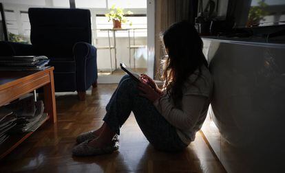Una joven utiliza una tablet.