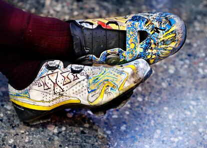 Un ciclista ha decorado su zapatilla derecha inspirándose en la Noche estrellada de Van Gogh y la zapatilla izquierda en la obra de Dalí.
