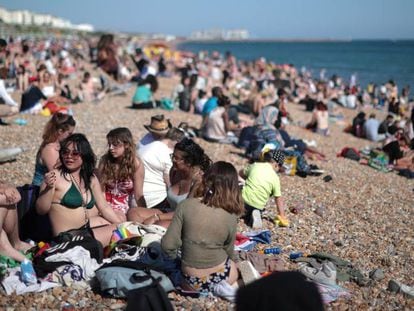 Turistas en la playa de Brighton (Inglaterra) el pasado martes 1 de julio. 