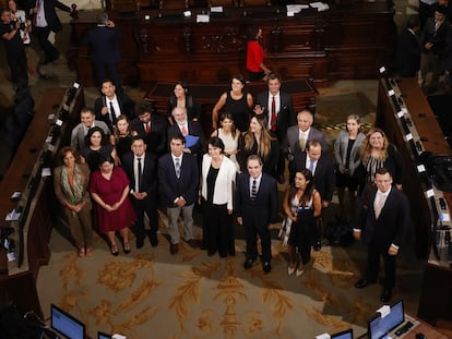 Miembros de la recién conformada Comisión Experta para el proceso constituyente posan hoy en la antigua sede del Congreso en Santiago (Chile).