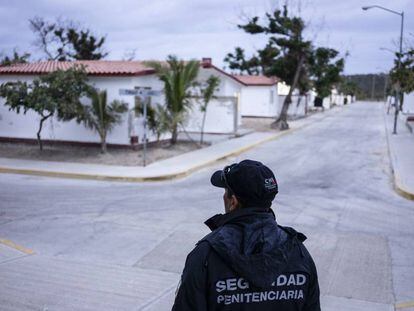 Un agente de la guardia penitenciaria observa el penal de Morelos (Islas Marías) vacío.