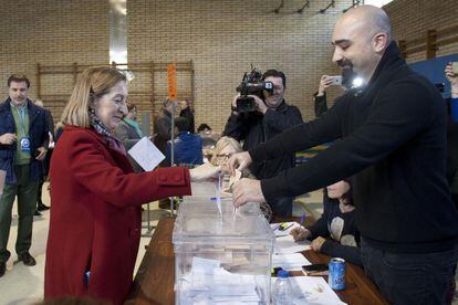 La ministra de Fomento, Ana Pastor vota en un colegio electoral de Pontevedra.