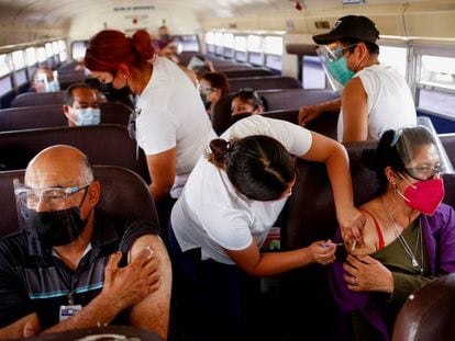 La vacunación a trabajadores de las maquilas de Ciudad Juárez, en imágenes