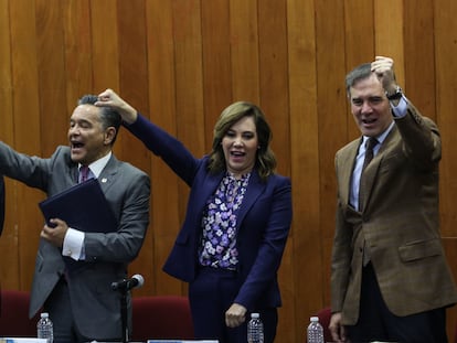 El presidente del INE, Lorenzo Córdova (derecha), en un foro sobre la reforma electoral en la UNAM, este 9 de marzo.