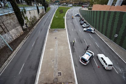 Una patrulla de los Mossos controla a los vehículos que se desplazan en el centro de Barcelona