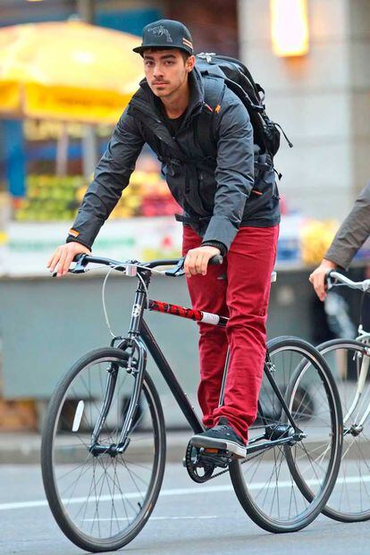 Joe Jonas es otro asiduo a las dos ruedas. Es habitual ver al cantante acompañado de sus amigos pedaleando por la Gran Manzana.
