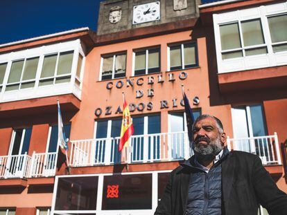 Pablo González Cacheiro, alcalde de Oza-Cesuras, el pasado miércoles frente a la casa consistorial que aún mantiene la antigua denominación del municipio.