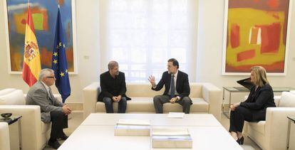Desde la izquierda, el exl&iacute;der de CC OO, Unai Sordo, con su predecesor Ignacio Fndez Toxo, el presidente del Gobierno, Mariano Rajoy, y la ministra de Empleo, F&aacute;tima B&aacute;&ntilde;ez