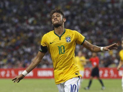 Neymar celebra uno de sus goles frente a Jap&oacute;n.
