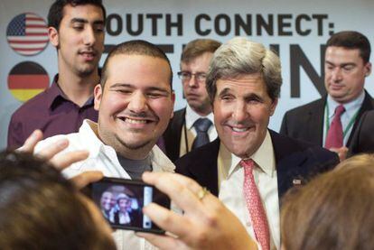 El secretario de Estado de EE UU, John Kerry, posa junto a un joven durante un foro en Berl&iacute;n.
