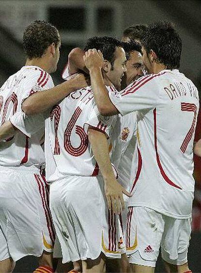 Xavi, rodeado de sus compañeros, celebra el segundo gol de España ante Letonia