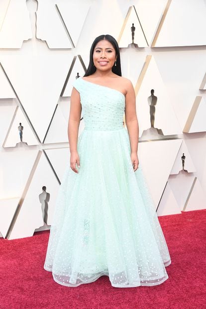 Yalitza Aparicio no se alzó como mejor actriz por Roma, pero acertó con un diseño asimétrico azul celeste firmado por Rodarte.