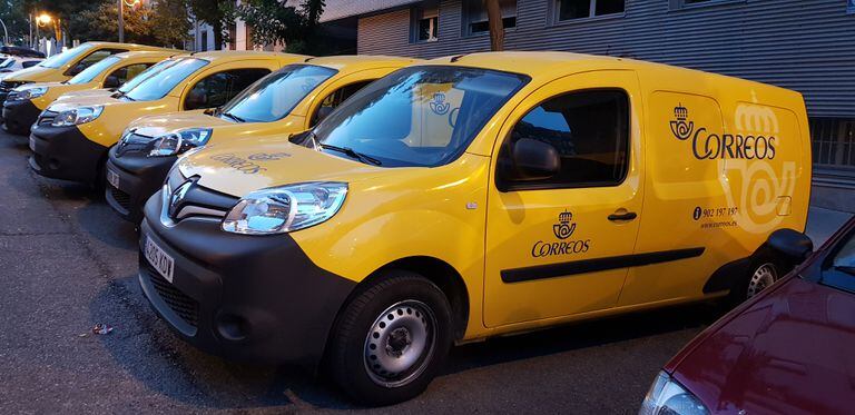 Furgonetas de reparto de Correos.