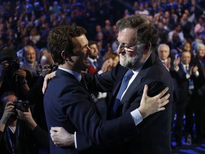 Pablo Casado y Mariano Rajoy se saludan durante la primera jornada de la convención nacional del PP.
