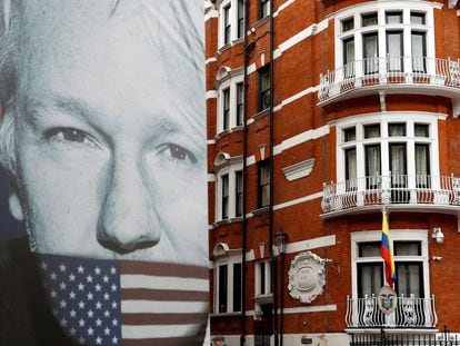 Camión con una imagen de Julian Assange frente a la Embajada ecuatoriana en Londres, donde está refugiado desde 2012.