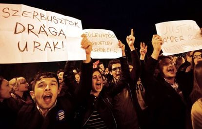 Manifestaci&oacute;n en apoyo a la Central European University de Budapest el lunes por la noche en la capital h&uacute;ngara. 