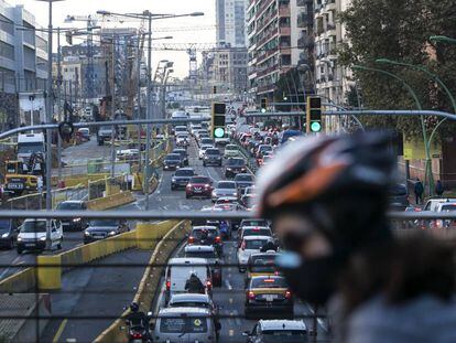 Un ciclista es protegeix de la contaminació davant d'un embús a la Gran Via de Barcelona.