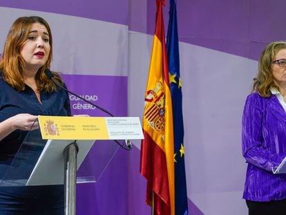 La secretaria de Estado de Igualdad y contra la Violencia de Género, Ángela Rodríguez Pam, y la delegada del Gobierno contra la Violencia de Género, Victoria Rosell, este jueves en Madrid.