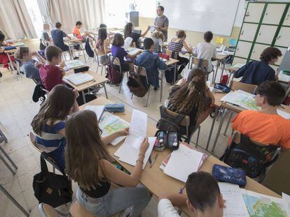 El català als centres educatius recula, tant entre els alumnes com en la relació d’aquests amb el docent.