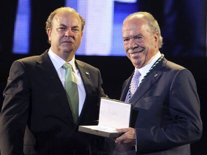 El presidente de la Junta de Extremadura, José Antonio Monago, entrega la Medalla de Extremadura al industrial portugués Manuel Rui Nabeiro