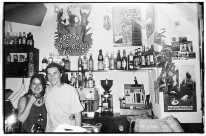 Carmen González del Valle, cofundadora de La Plaza y fallecida en 2015, con Nacho Álvarez, el otro fundador y hoy único dueño, a las pocas semanas de inaugurar el bar, en los primeros meses de 1993.
