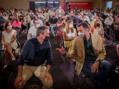 El presidente Pedro Sánchez, a la derecha, habla con el candidato socialista a la Junta de Andalucía y alcalde de Sevilla, Juan Espadas, en el acto de este sábado.