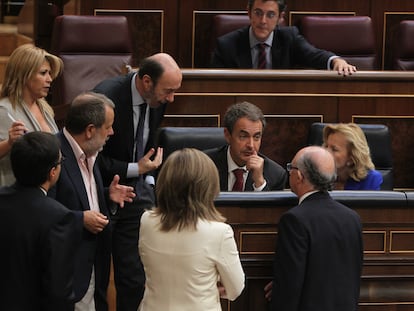 José Luis Rodríguez Zapatero, Alfredo Pérez Rubalcaba, Elena Salgado y otros dirigentes del PSOE hablan con Cristóbal Montoro, responsable de Economía del PP, el 2 de septiembre de 2011, durante el pleno de aprobación de la reforma del artículo 135 de la Constitución.