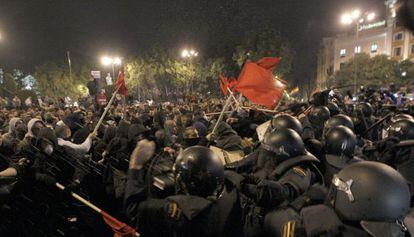 Un momento de los disturbios en Neptuno ayer. 