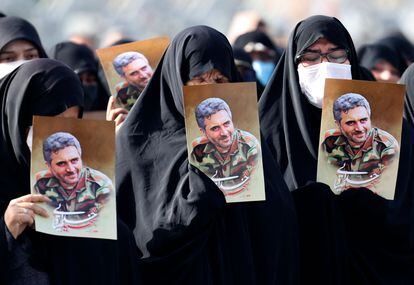 Mujeres iraníes levantan retratos del coronel de la Guardia Revolucionaria Sayyad Khodai durante su cortejo fúnebre en Teherán, Irán, este martes.