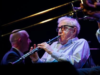 Woody Allen tocando el clarinete durante el concierto de este lunes en Barcelona.